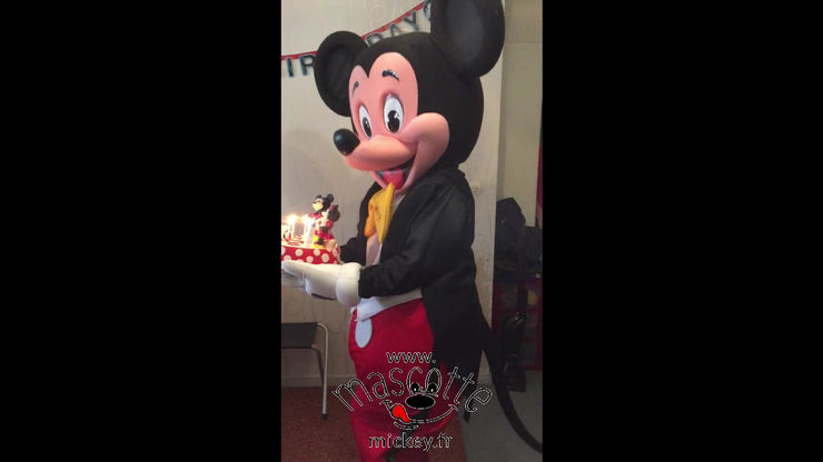 mickey apportant le gâteau